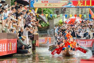 忘记平局，韩国队今日启程飞往泰国客场备战，球员表情灿烂无压力